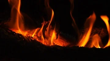 Fire burning in the fireplace - slow motion - dark background Stock-Footage 86089228