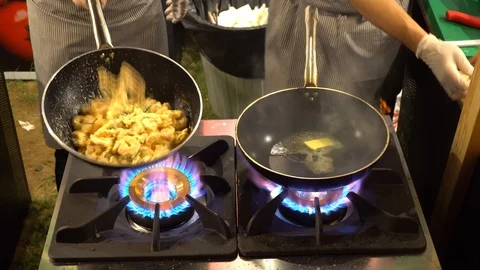 The Fire Is Burning In A Frying Pan With Fried Meat Vidéo 121825903