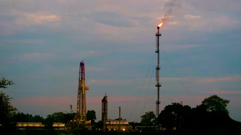 Fire burning on top of gas flare stack chimney on petroleum refinery Video stock 266894283