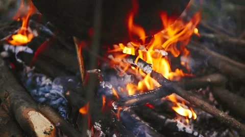 Fire burning under the pot Video stock 61739797