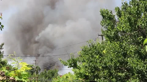 A fire burns. Dark clouds of smoke Vídeo Stock 64867305