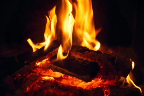 A fire burns in a fireplace, Fire to keep warm. Logs burning in Foto stock