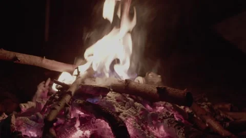 The fire burns in the night Video stock 246979506