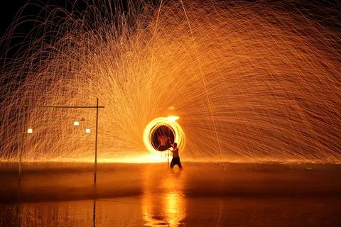 Fire dancer swing fire dancing show  Foto stock