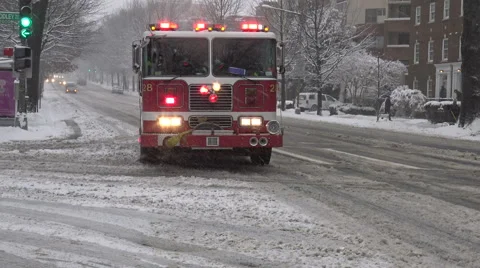 Fire Engine arrives &amp; passes in Snow, siren, DC Vídeos de archivo 47858867