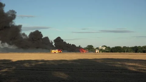 A fire engine arriving at a serious combine harvester fire, Ardleigh, Essex, UK. Stock Footage 138114773