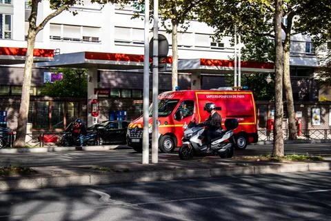 Fire engine driving through the streets of Paris 스톡 사진