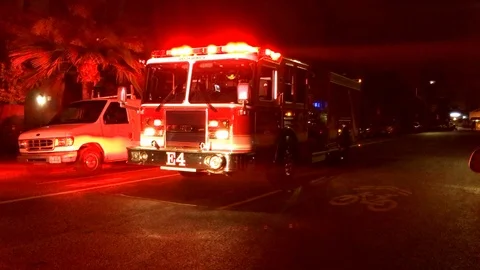 Fire engine parked on street with lights on in santa monica - In 4k Vidéo 104931344