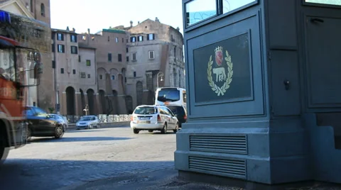Fire engine passes Rome symbol (slomo) 库存影片 31715553