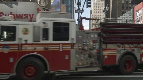 Fire Engine responds near Subway, New York City NYFD Fire Truck Vídeo Stock 84245334