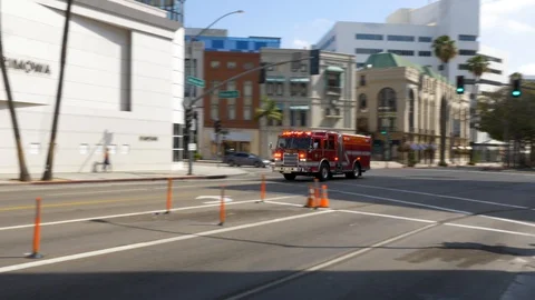 Fire Engine With Sirens On Races Down Empty Wilshire Blvd Video stock 127404229