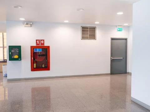 Fire extinguisher cabinet in the office building Foto stock