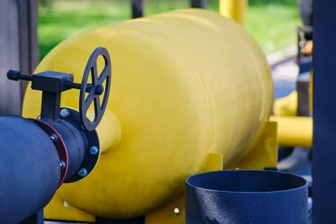 Fire extinguishing module with heat flow on gas pipes. Yellow gas pipeline .. Foto stock