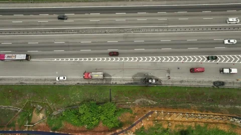 Fire fighter crew battles car fire on busy highway Vídeo Stock 337330408