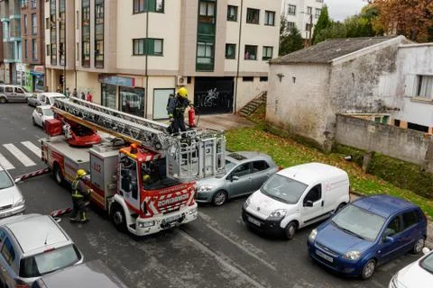 Fire fighters responding to a call with high access ladder Foto stock