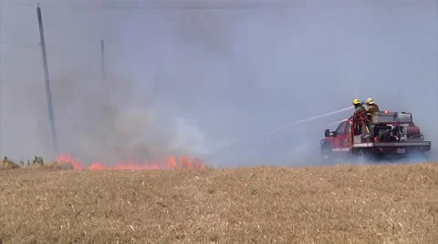 Fire Fighters work a Big Grass Fire 스톡 동영상 46908552