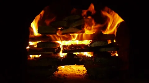 A fire in the fireplace 12 Vídeos de archivo 96000286