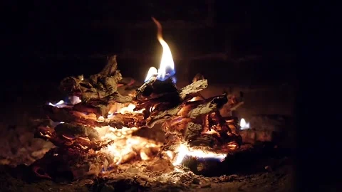 A fire in the fireplace 7 Vídeos de archivo 96002575