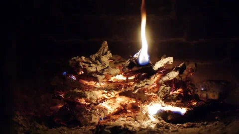 A fire in the fireplace 8 Vídeos de archivo 96002699