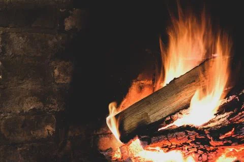 Fire in the fireplace. Burning tree. Fire on the background of the wall Foto stock