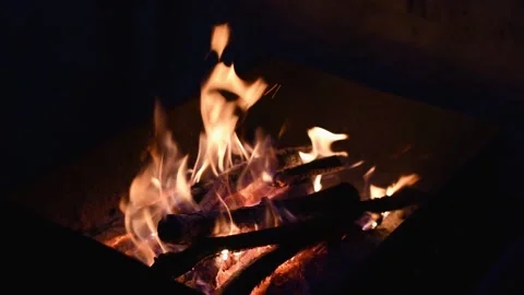 Fire in a fireplace from conflagrant wooden logs Video stock 142594852