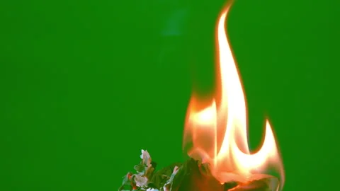 Fire flame glowing and burning white paper on green screen background on slow Vidéo 221597604