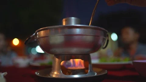 Fire flame glowing to hot of soup pot on table and blurred background Vídeo Stock 124427438