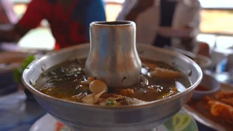 Fire flame glowing to hot of soup pot on table and blurred background Vidéo 126729995