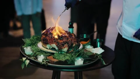 Fire flames on the meat. Meal Presentation from a chef at the restaurant Vídeo Stock 235470676
