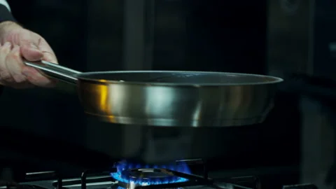 Fire In Frying Pan Видео 145642898
