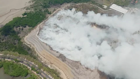Fire at a garbage dump Stock-Footage 252886059