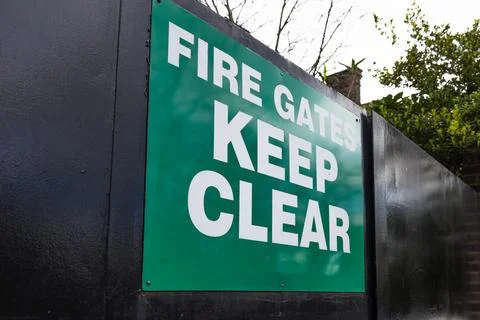Fire Gates Keep Clear Green Safety Sign on Black Metal Fence Foto stock