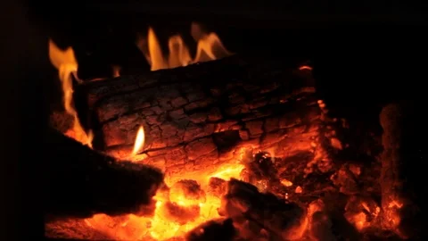 Fire Glowing Logs in Fireplace Видео 89151222