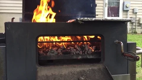 Fire in a grill 库存影片 94284770