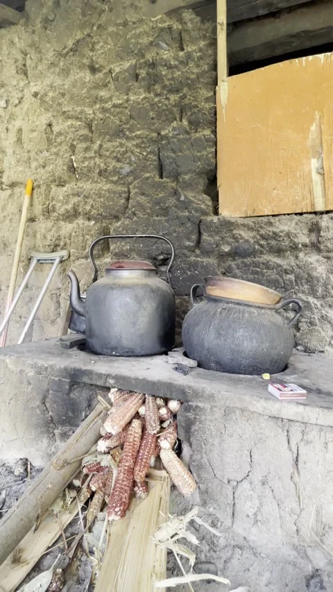 Fire heating pans in Peru Видео 296449147