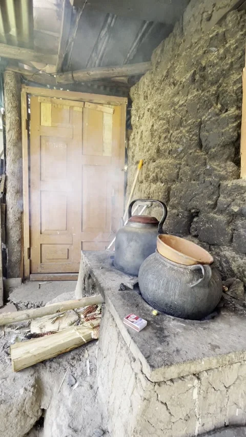 Fire heating pans in Peru Видео 298257667