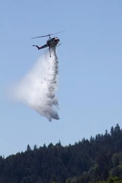 Fire Helicopter Dropping Water Foto stock
