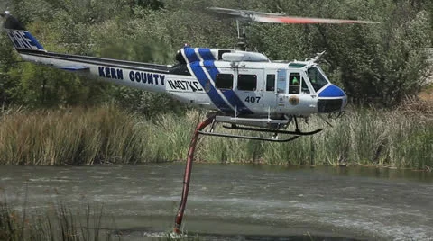 FIRE HELICOPTER FIGHTS FIRE Video stock 22997698