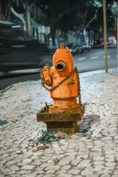 Fire hydrant centered in a selective focused night shot of a street. Foto stock