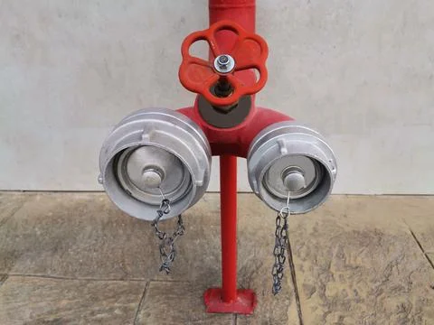 Fire hydrant. Fire hydrant in front of the wall. Foto stock