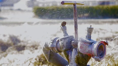 Fire hydrant leaking splashing water Vidéo 125803111