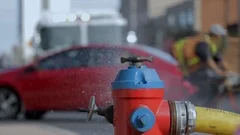 Water spraying from fire hydrant hose br, Stock Video