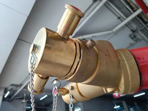 Fire Hydrant In Use During a building, home, apartment Structure Fire Foto stock