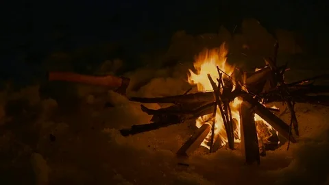 Fire on ice, in the winter, on the frozen river. 스톡 동영상 72951273