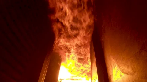 Fire ignites in burn building and flashover on ceiling sends flames Vídeos de archivo 229919518