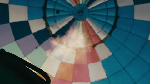 Fire ignites inside colorful hot air balloon during ascent Vidéo 321436526