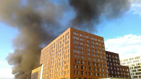 A fire in a multi-storey building, the building is burning, black smoke rises up Video stock 207082899