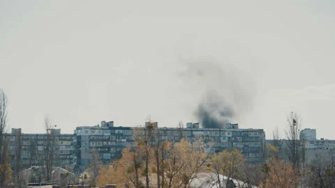 Fire in a multi-storey building Vídeos de archivo 127847557