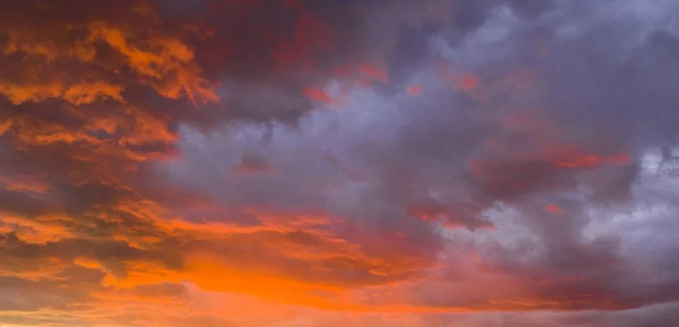 Fire Orange Sunset With Blue Cloud Background The sun gives up her last li... Fotos Stock