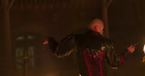 Fire performer playing with fire Vidéo 74226635